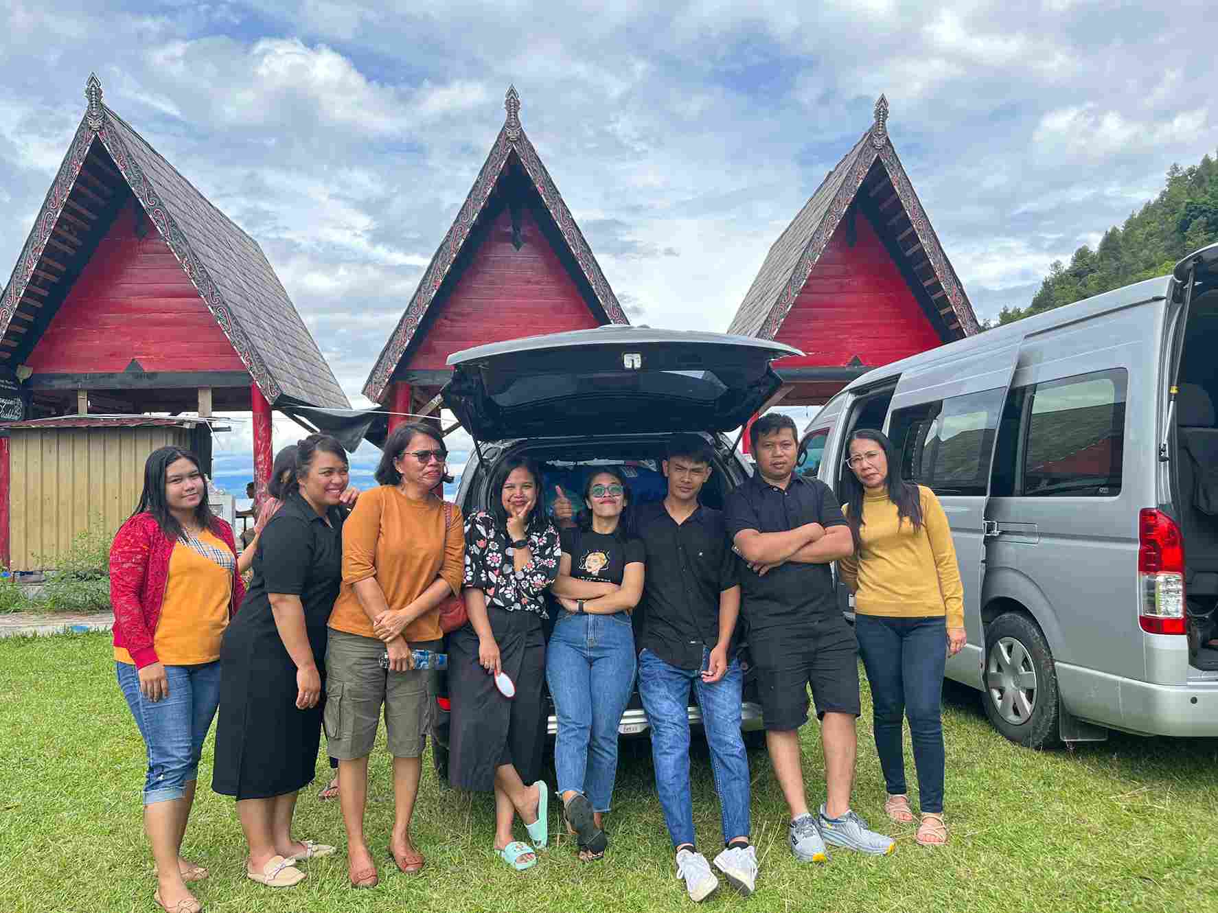 Kebersamaan karyawan bpr nbp 34 di danau toba meat sebelum take off .